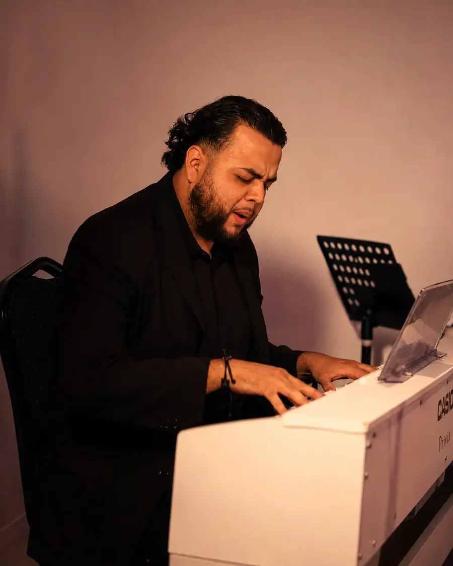 Isaac Flores performance